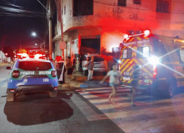 Condutor embriagado bate em outro veículo que atinge porta de prédio abandonado no Setor Central de Rio Verde