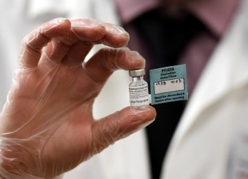 Estudo indica que imunizante da Pfizer conseguiu neutralizar três variantes da Covid em laboratório