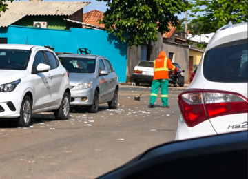 Eleitor denuncia baderna com santinhos espalhados em frente a colégio eleitoral