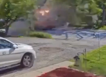 Caminhão com gás explode e pedaços do veículo se espalham por duas quadras, nos EUA