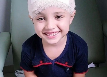 Criança que caiu de brinquedo em praça de Rio Verde recebe alta após cirurgia e internação na UTI