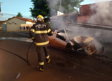 Carro pega fogo após bater em poste de alta tensão em Rio Verde