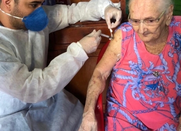 Idosa de 110 anos é vacinada contra o novo coronavírus em Rio Verde