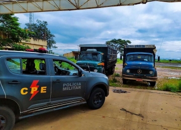 Em resposta rápida CPE recupera caminhões furtados em propriedade rural