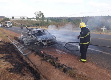 Motorista que saiu de Rio Verde para o Pará tem carro destruído por incêndio na TO-222