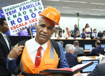 Momento em que deputado defende fim da escala 6×1 para que trabalhadores 'façam sexo em paz', viraliza