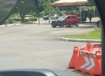 Carro desgovernado em prova da CNH causa susto no Detran de Goiânia