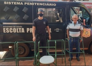 Unidade Prisional de Rio Verde doa andadores, cadeiras de banho e hortaliças para o município
