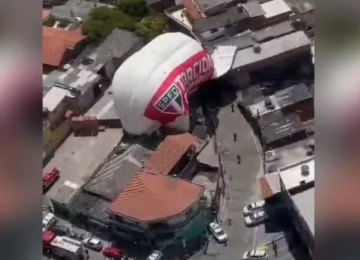 Dirigível personalizado do São Paulo cai em casas e deixa uma pessoa ferida