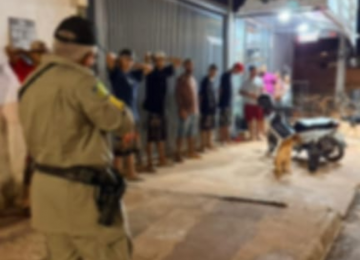 Distribuidora é alvo de ação da PM por venda de álcool a menores e posse de drogas em Rio Verde