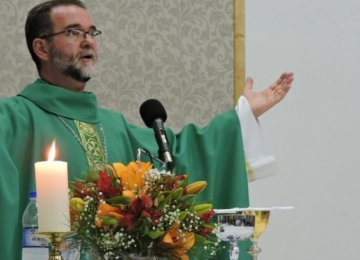 Bispo critica padre Robson em sermão, cita dinheiros e levanta suspeita: 'Onde há fumaça, pode ser que haja fogo'