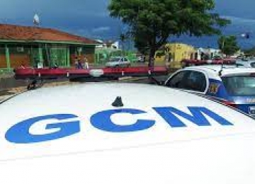 Mulher é presa após dirigir embriagada e bater o carro em Rio Verde