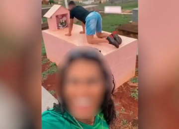 Dupla filmada dançando funk sobre túmulo de criança faz acordo na Justiça