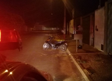Uma motoneta e um celular são recuperados pelas autoridades