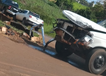 Caminhão bate em viatura e provoca capotamento da CPE em Rio Verde