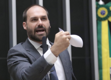 Eduardo Bolsonaro diz que não volta ao Brasil e pode abrir mão do mandato