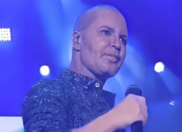 Eduardo Costa aparece careca em show e revela motivo: 