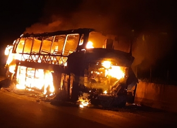 Ônibus pega fogo na BR-060 e deixa pista interditada por três horas 