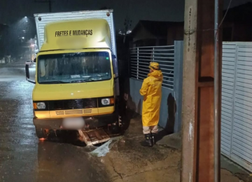 Em Mineiros, caminhão desgovernado desce em avenida durante chuva