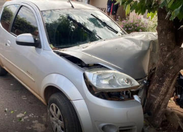 Em Rio Verde, sob efeito de álcool, motorista colide em árvore e acaba preso em hospital