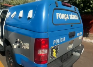 Em surto, homem ameaça família, desacata policiais e danifica viatura da PM em Rio Verde