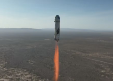 Empresa de Bezos, tenta 1º voo espacial tripulado em quase 2 anos, neste domingo