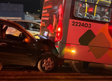 Engavetamento entre carro, ônibus e outro veículo deixa cinco feridos no Setor Central, em Rio Verde