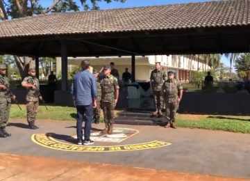 Bolsonaro visita unidade do Exército em Goiânia e faz parada em lanchonete