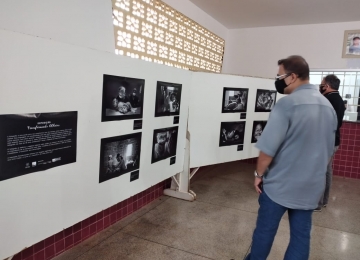 Caçu recebe exposição de fotografia em homenagem aos profissionais de saúde