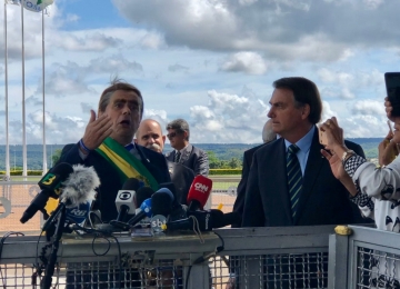 Bolsonaro leva humorista para responder perguntas sobre PIB fraco a jornalistas