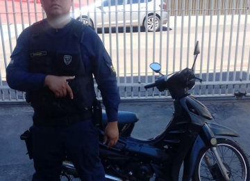 GCM recupera moto abandonada em mata no Parque Bandeirantes