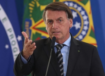 Após dizer não dar bola, Bolsonaro diz ter pressa por vacina contra covid