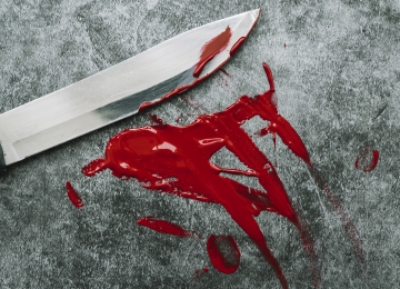 Homem tenta agredir mulher com uma faca e é esfaqueado