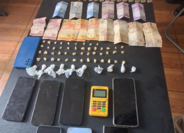 Polícia Militar desmantela ponto de tráfico de drogas no bairro Liberdade e apreende celulares furtados