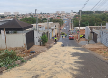 AMT usa serragem para conter mel derramado que deixou rua escorregadia no Dona Lindolfina