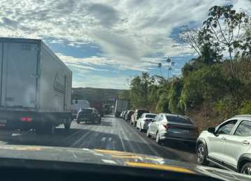 BR-060 é interditada após derramamento de sebo bovino em Alexânia