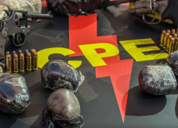 Ação integrada entre PM, CPE e Polícia Civil prende trio de facção criminosa no bairro Popular com armas e drogas