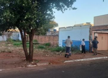 Corpo carbonizado é encontrado em lote baldio no Bairro Popular