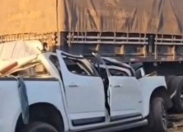 Grave acidente entre caminhonete e carretas deixa dois mortos na BR-050, em Catalão