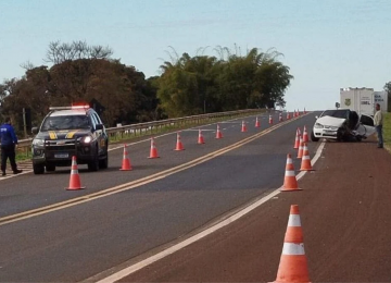 Motorista com sinais de embriaguez morre ao colidir com caminhão na BR-364, em Jataí