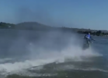 Morador do Pará viraliza ao atravessar rio de moto em façanha impressionante