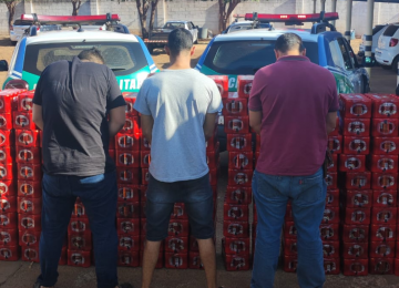 Polícia Militar recupera 187 caixas de cerveja furtadas durante incêndio em caminhão