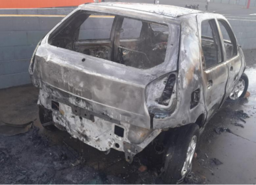 Carro é abandonado e pega fogo no estacionamento de supermercado em Rio Verde