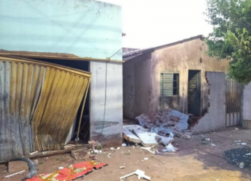 Embriagado, condutor de caminhonete destrói casas e mata mulher no bairro Eldorado