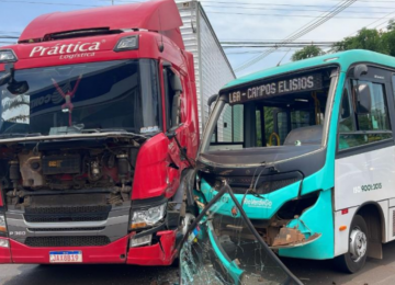 Caminhão fura PARE e atinge micro-ônibus da Prefeitura; duas pessoas ficam feridas
