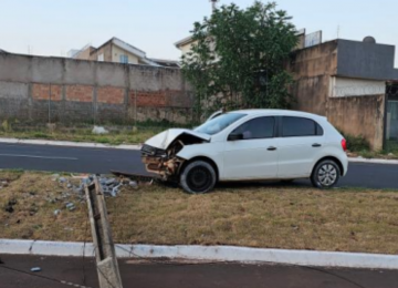 Motorista passa mal, perde o controle e colide contra poste no Recanto do Bosque