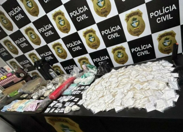 Polícia Civil apreende mais de mil porções de cocaína e arsenal de armas em Luziânia
