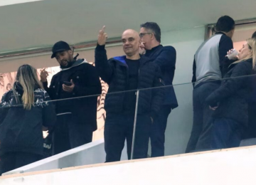 Política e futebol: Moraes reage a bolsonaristas com gesto obsceno na Arena