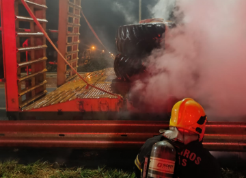 Bombeiros combatem chamas em carreta na BR-060, próximo ao Assaí em Rio Verde