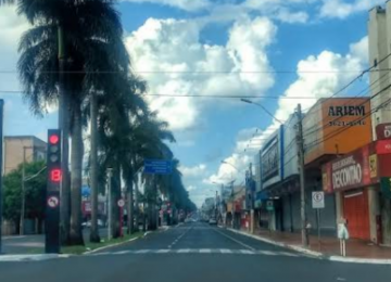 Mulher tenta atravessar a Av. Presidente Vargas fora da faixa de pedestre e é atropelada